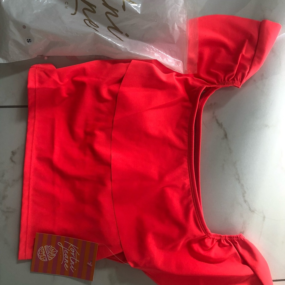 NWT Kortni Jeane Ruffle Around Top Fiery Coral S